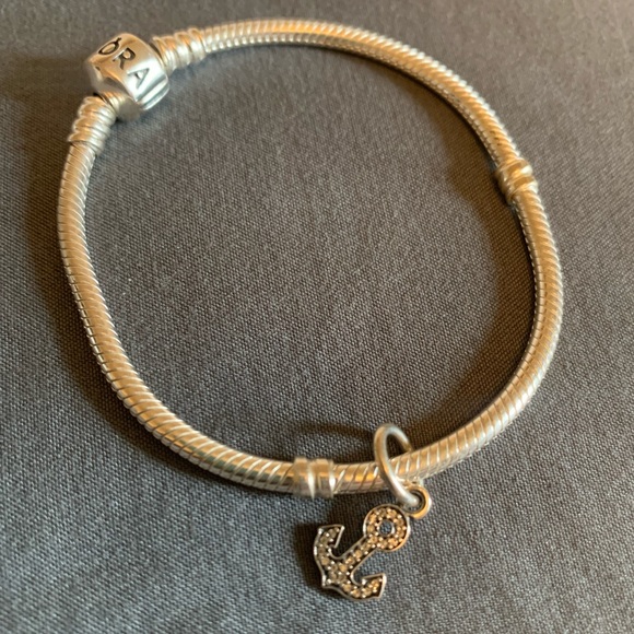 Pandora charm bracelet w/ charm. NEW WITH BOX - Picture 2 of 3